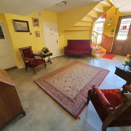 Palac Lawica- Splywy Przelomem Bardzkim Farm stay *