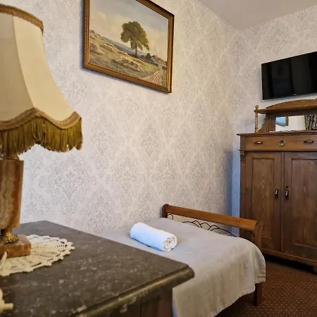 Palac Lawica- Splywy Przelomem Bardzkim Farm stay *