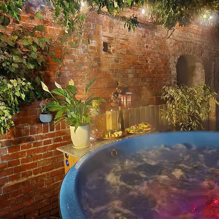 Palac Lawica- Splywy Przelomem Bardzkim Çiftlik konaklama *