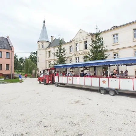 Palac Lawica- Splywy Przelomem Bardzkim Çiftlik konaklama *