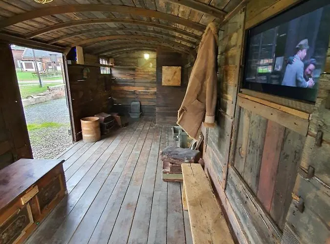 Palac Lawica- Splywy Przelomem Bardzkim مزرعة للإقامة