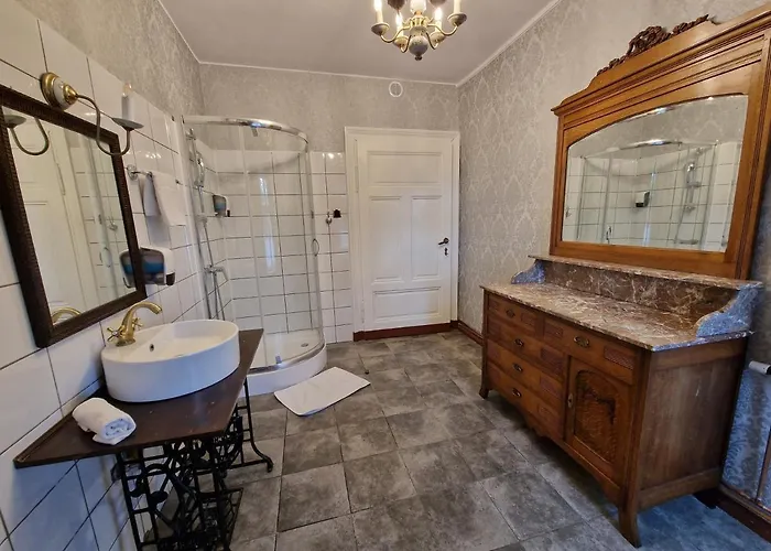 Palac Lawica- Splywy Przelomem Bardzkim مزرعة للإقامة